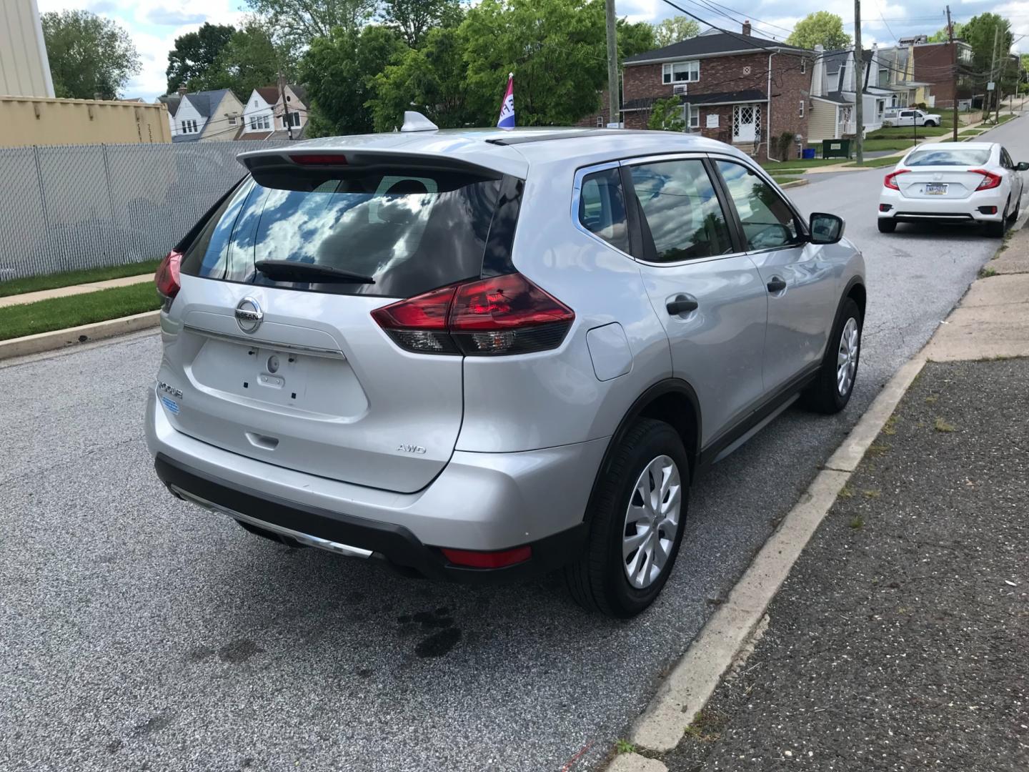 2019 Silver /Gray Nissan Rogue S (5N1AT2MV5KC) with an 2.5 V4 engine, Automatic transmission, located at 577 Chester Pike, Prospect Park, PA, 19076, (610) 237-1015, 39.886154, -75.302338 - Photo#4